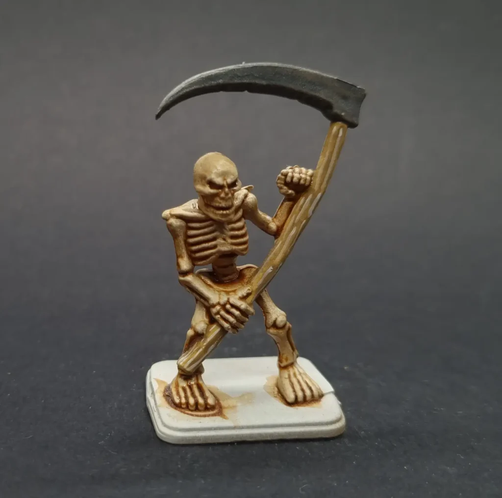 Application du lavis d'encres marron et jaune sur squelettes pour effet os ancien