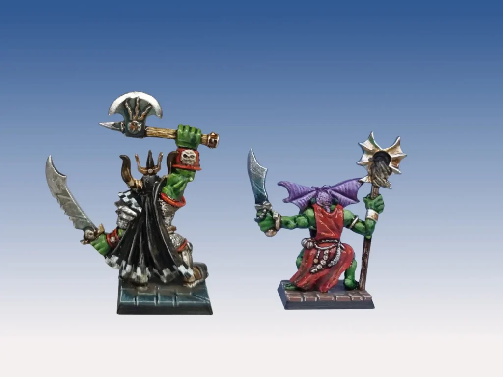 Gorgut et Skabnoze Warhammer Quest vus de dos - cape damier noir blanc et cape violette peintes à la main